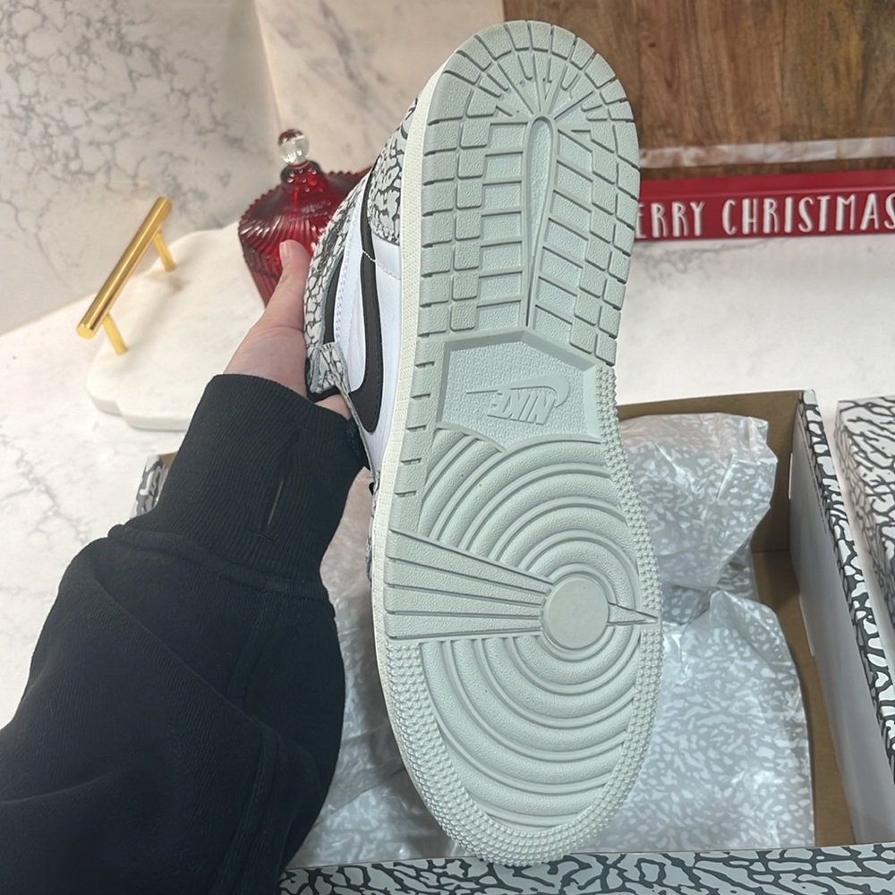 Nike Air Jordan 1 Retro High OG White Cement - Picture 4 of 7